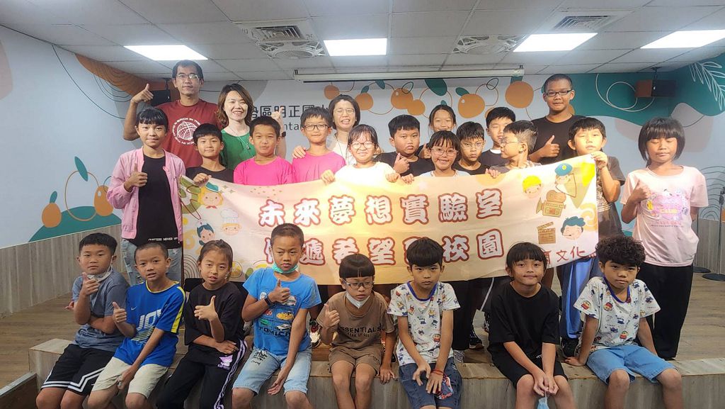 陳嘉帆中醫師在9月22日拜訪臺中東勢的明正國民小學,為孩子們帶來一場中醫教育課程。(圖/未來夢想實驗室提供)