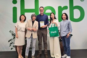 范琪斐美國上工「高年級實習生」 挑戰 iHerb物流員48小時大開眼界