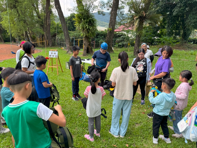 由專業教練指導親子攀樹技巧與安全操作。(圖/麒麟社區提供)