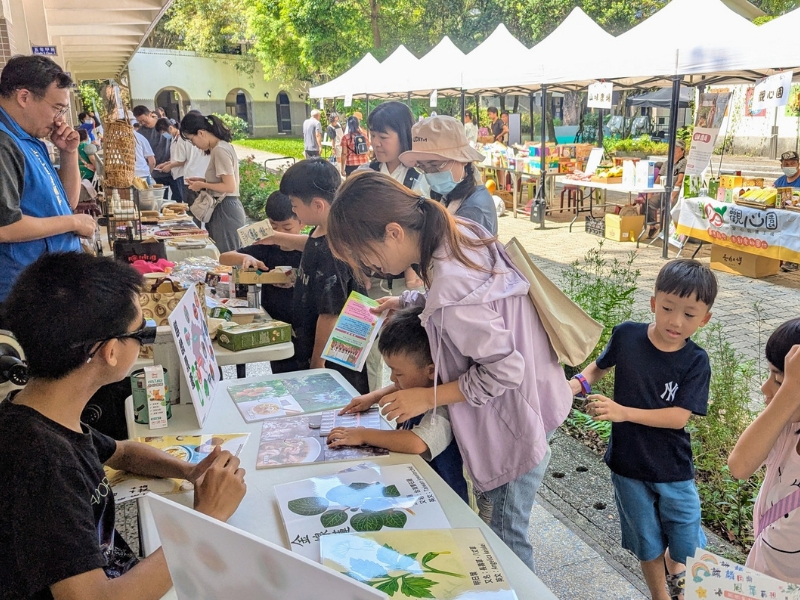 社區走讀導覽帶領大家探索麒麟人文之美。(圖/麒麟社區提供)