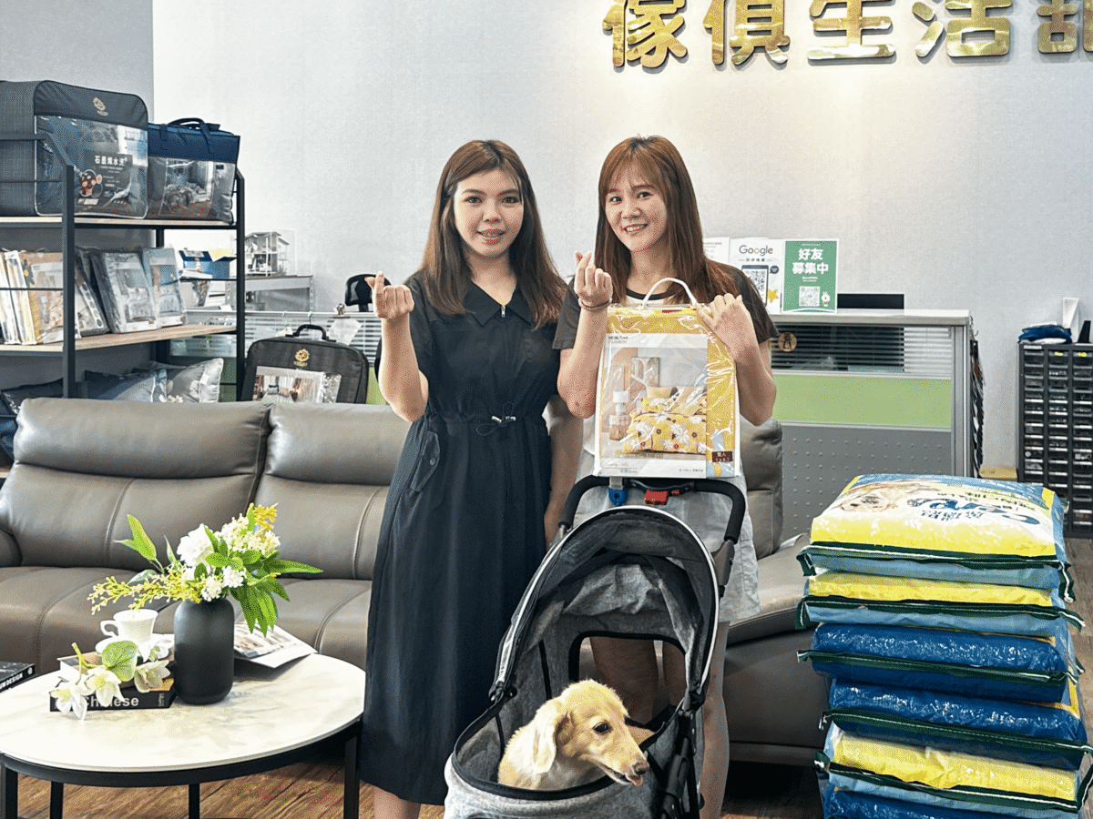 (老闆和打卡客人合照 圖/美麗家傢俱生活館提供)