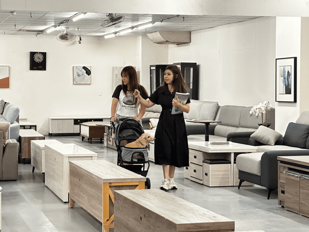 (老闆陪同客人參觀賣場 圖/美麗家傢俱生活館提供)