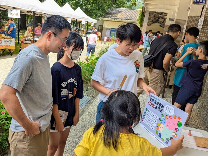 親子合力挑戰結合食農知識與環保任務的闖關活動，增添活動意義。(圖/麒麟社區提供)