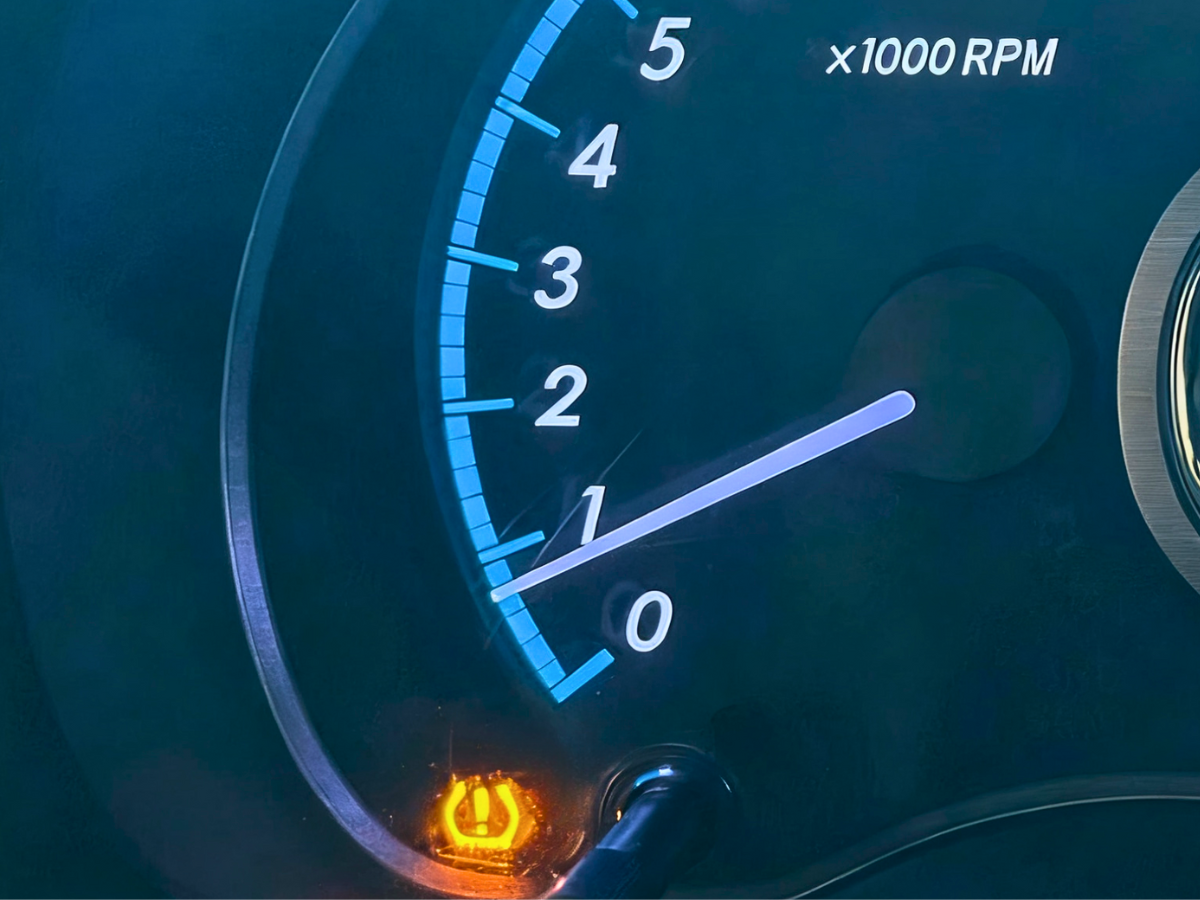 （原廠的「胎壓警示燈」 圖／Orange TPMS 提供）