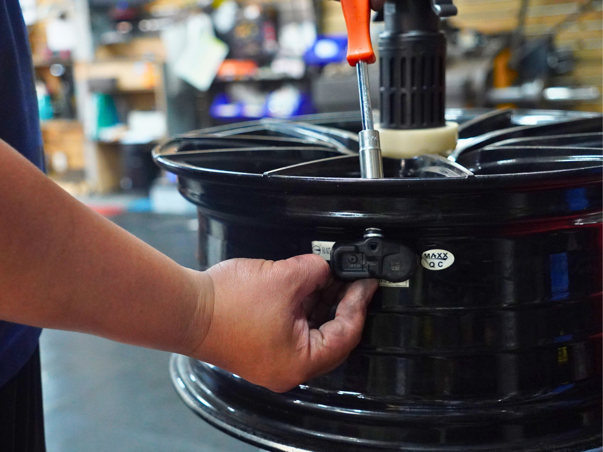 （技師更換胎壓感測器 圖／Orange TPMS 提供）