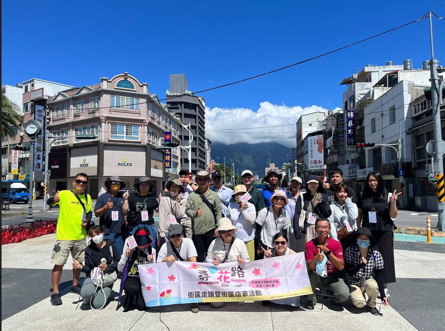 文史工作者黃家榮老師（左站一）跟民眾在日出大道大合照，
開啟尋Way花路活動一系列街區走讀行程
