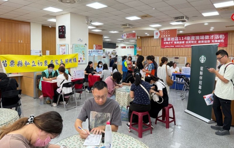 苗栗就業中心10/15（三）「苗栗地區現場徵才活動」邀請17家廠商，釋出近700個優質職缺，歡迎有興趣的民眾可儘早前往參加   示意圖/苗栗就業中心提供