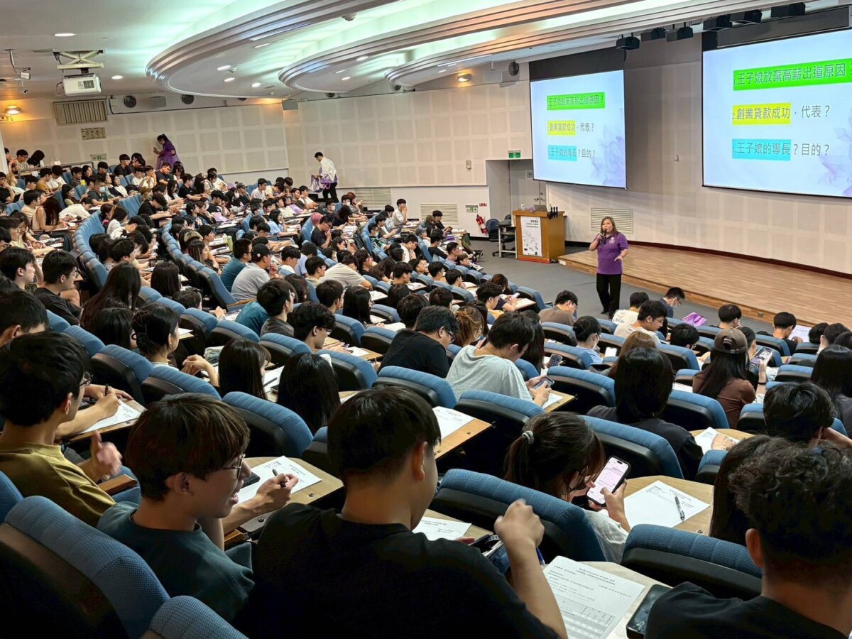 教學會場上座無虛席，每個學生求知若渴。(圖/王子娘集團提供)