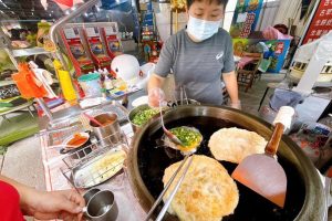 礁溪蔥油餅推薦 傳承來自湯圍溝排隊美食 手作酥脆香氣飄全街
