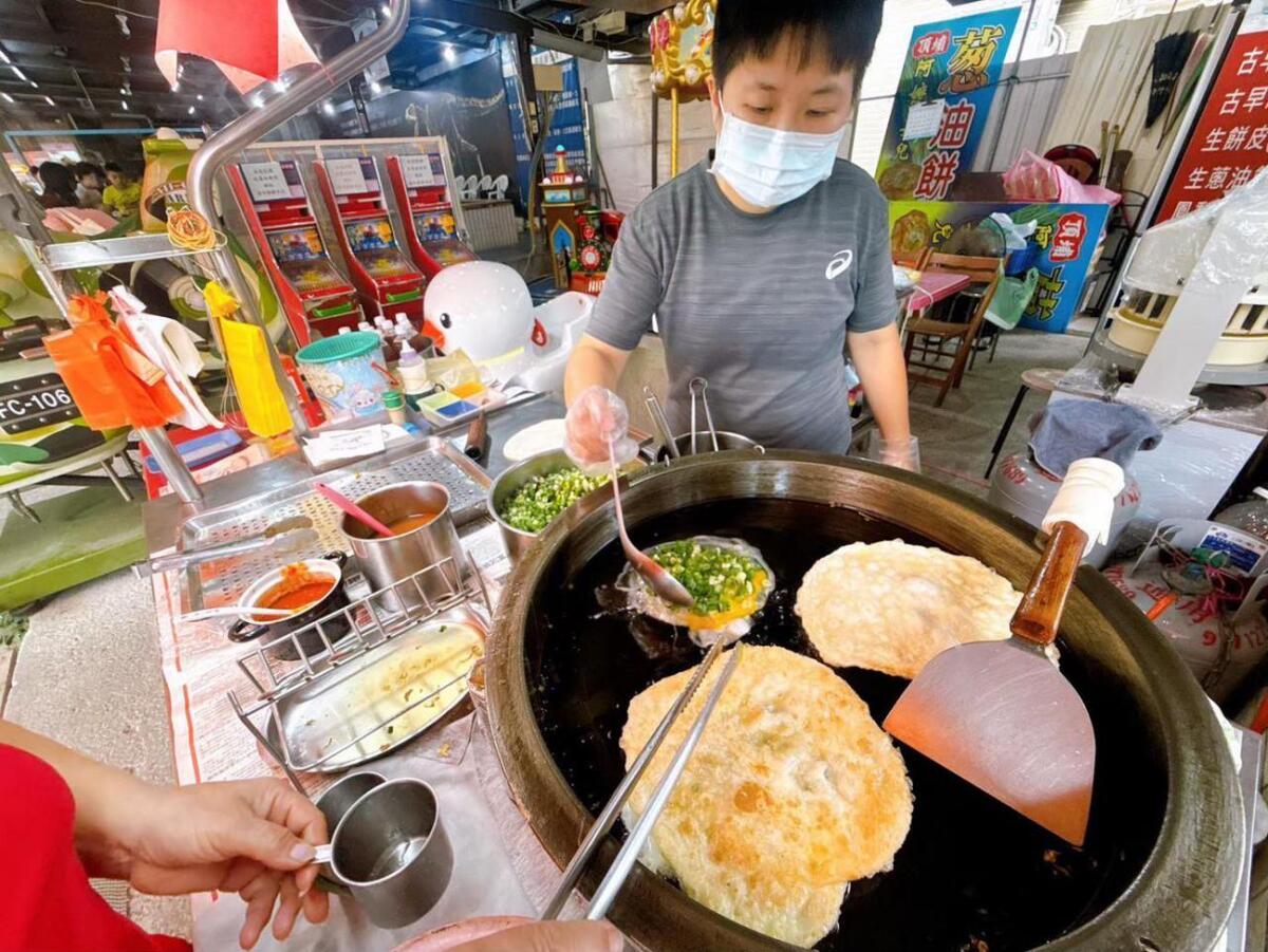 礁溪蔥油餅推薦 傳承來自湯圍溝排隊美食 手作酥脆香氣飄全街