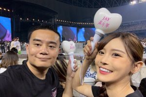 作家童榮地達成百場演唱會里程碑 攜手「電眼精靈」許玲玲見證華語樂壇演進