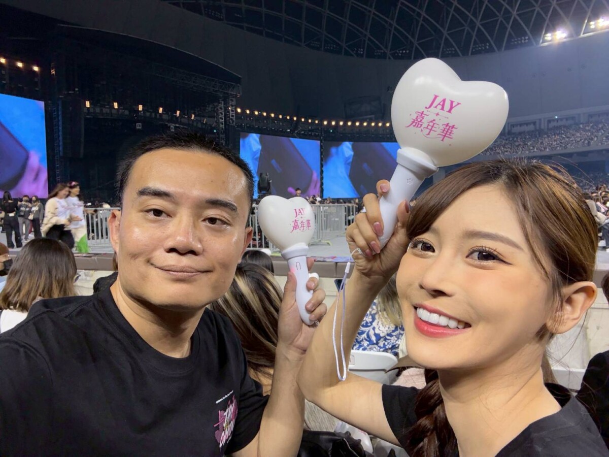 作家童榮地達成百場演唱會里程碑 攜手「電眼精靈」許玲玲見證華語樂壇演進