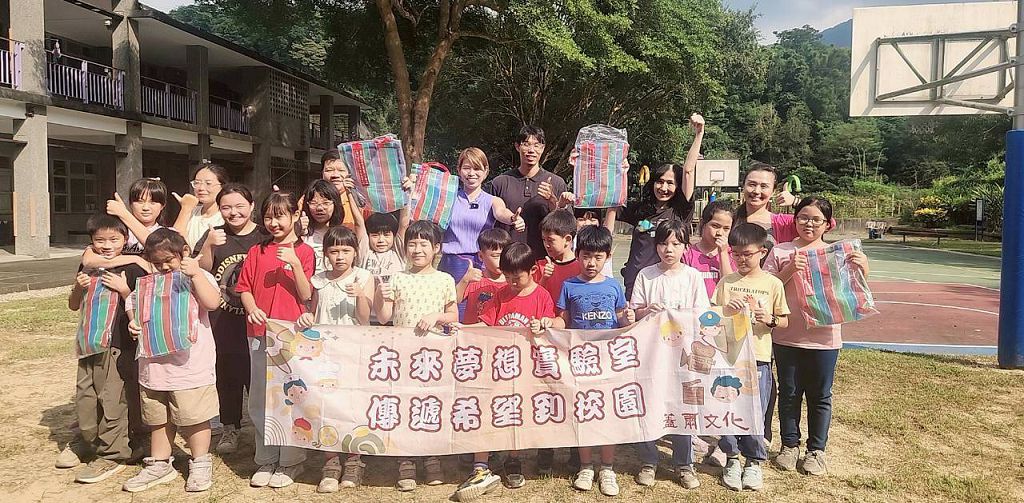 金華地政士聯合事務所創辦人楊允瓏代書拜訪苗栗縣獅潭鄉永興國小與孩子開心互動。(圖/金華地政士聯合事務所提供)