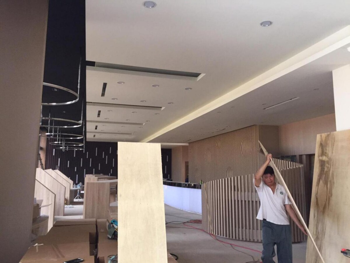 新北裝潢統包推薦《元峻工程行》林口住宅施工現場，採用多層造型矽酸鈣天花板與輕鋼暗架設計，兼具結構安全與美學層次感，體現專業施工團隊的實力（圖/Medick Marketing Ltd.提供）