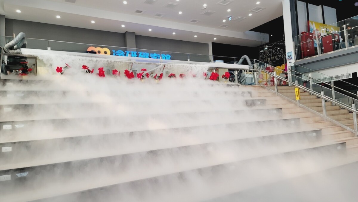 煙霧傾瀉如雲海的乾冰瀑布，展現二氧化碳的神秘樣貌，是遊客必拍的打卡亮點。(圖/業者提供)