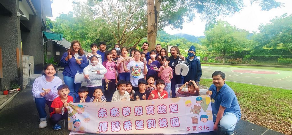 揚龍原木家具在10月28日來到苗栗獅潭鄉永興國小進行一場寓教於樂的互動教學。(圖/揚龍原木家具提供)