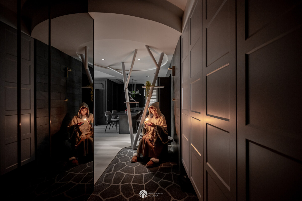 《賣火柴的小女孩》主題玄關設計，以法式窗型與石板地坪重現歐洲街景意象，穿衣灰鏡則引領進入夢境世界的序章，展現谷設計在桃園室內設計中最具故事性的空間語彙（示意圖/Medick Marketing Ltd.提供）