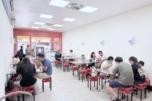 頭份平價美食推薦 苗栗知名鴨肉飯排隊名店慢熬甘甜香醇藥膳味