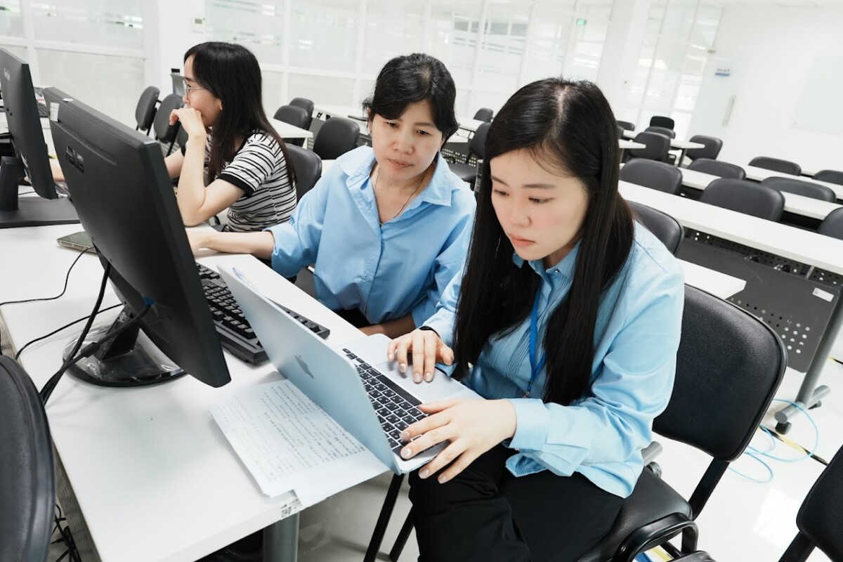 智慧方案營運長陳旻筠(右一)至企業廠區開設 AI Agent 工作坊,透過實作教學讓一線同仁掌握 AI 提示詞能力,實踐「人人都是提示工程師」的理念。圖/智慧方案提供。