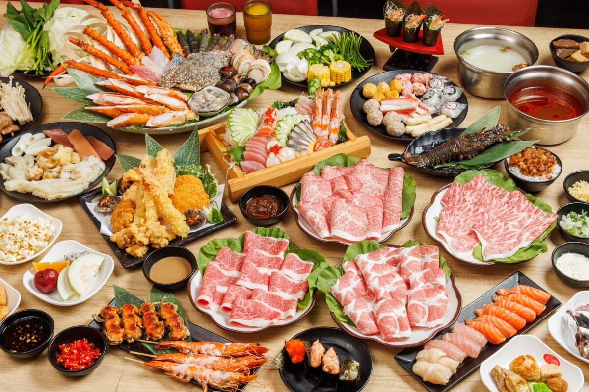 新北火鍋吃到飽首選【八雲町和牛海鮮鍋物】,以超澎湃吃到飽陣容吸睛登場,F1日本和牛、帝王蟹、現切生魚片、炙燒壽司、炸物拼盤與豐富火鍋料一次滿足(圖/Medick Marketing Ltd. 提供)