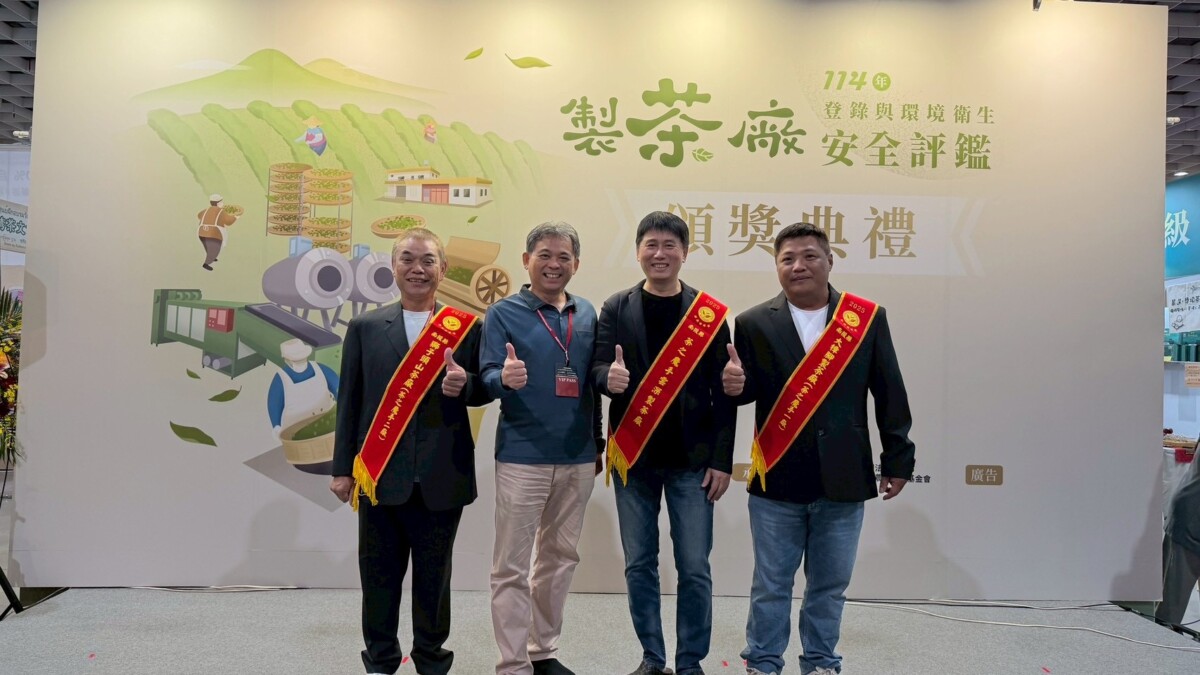 「茶之魔手」創辦人王賢明董事長堅持「自產」、「自製」、「自售」一條龍產銷流程,持續「全國最多座五星級製茶廠」紀錄。(茶之魔手提供)