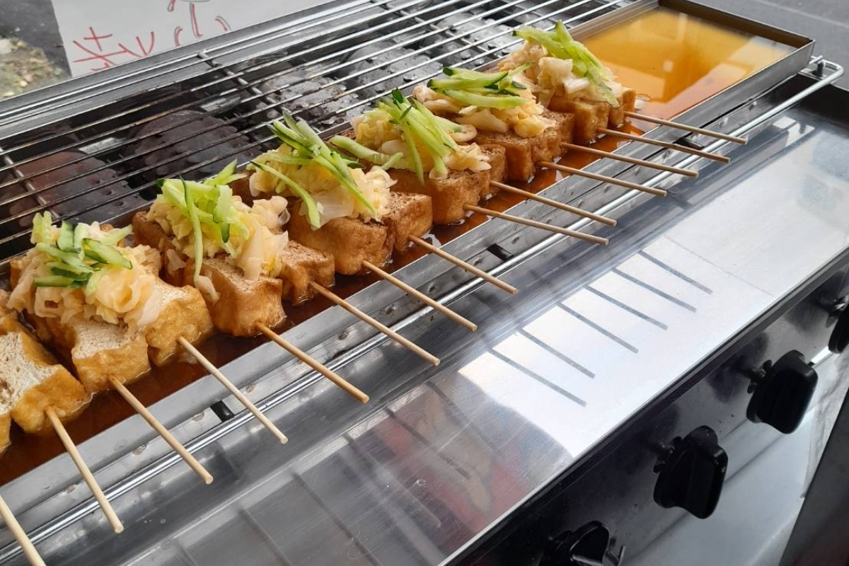 台東臭豆腐推薦:外酥內嫩的在地人氣小吃(圖/Medick Marketing Ltd.提供)