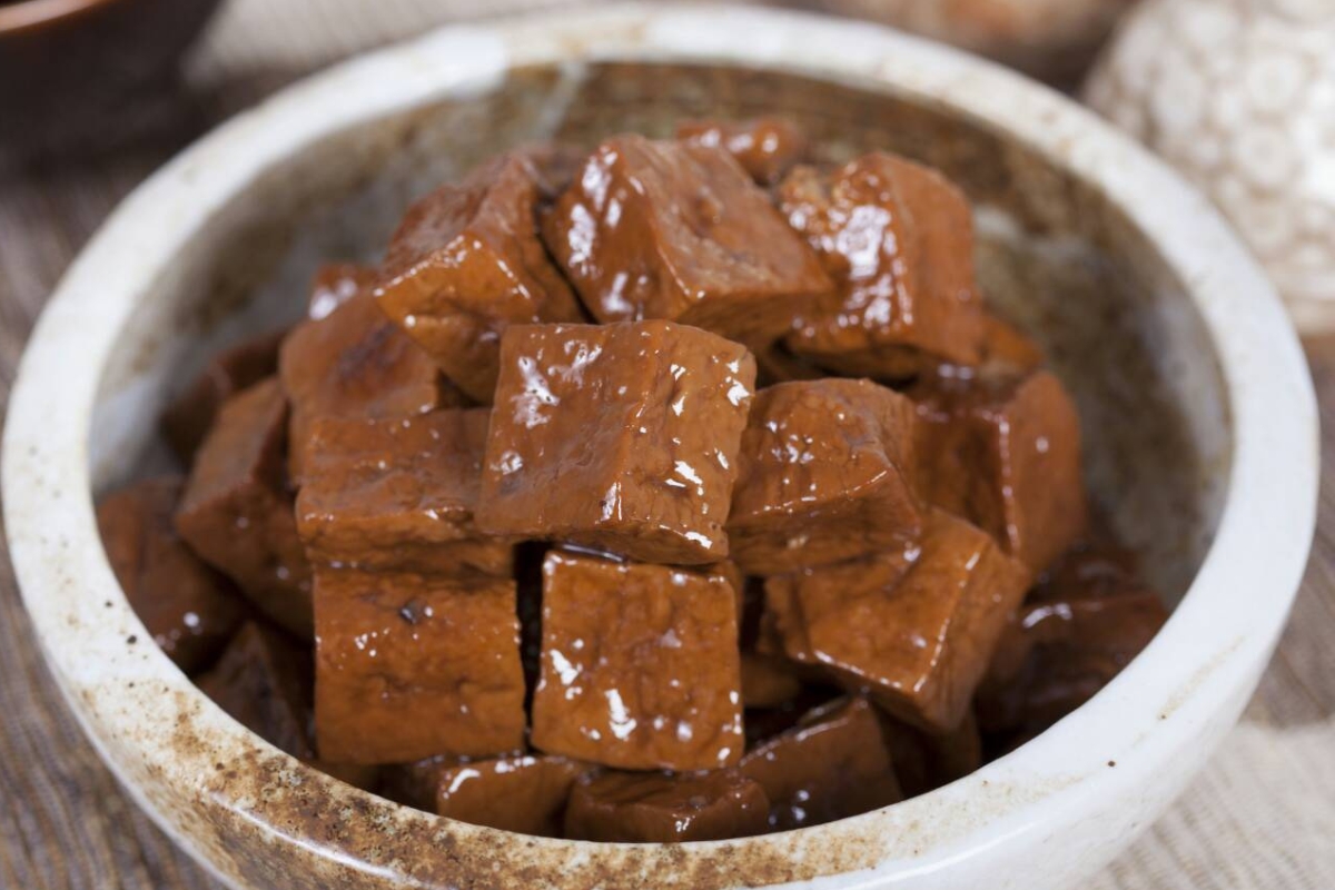 東門市場滷味攤推薦,招牌豆干人氣不墜(圖/Medick Marketing Ltd.提供)