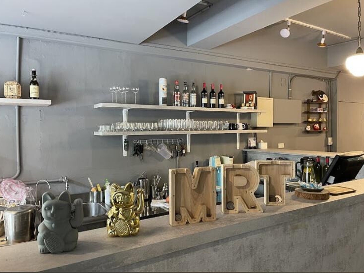 復古工業風裝潢，搭配限定菜單與放鬆氛圍，是松山區約會餐廳熱門選擇之一（Medick Marketing Ltd.提供）

