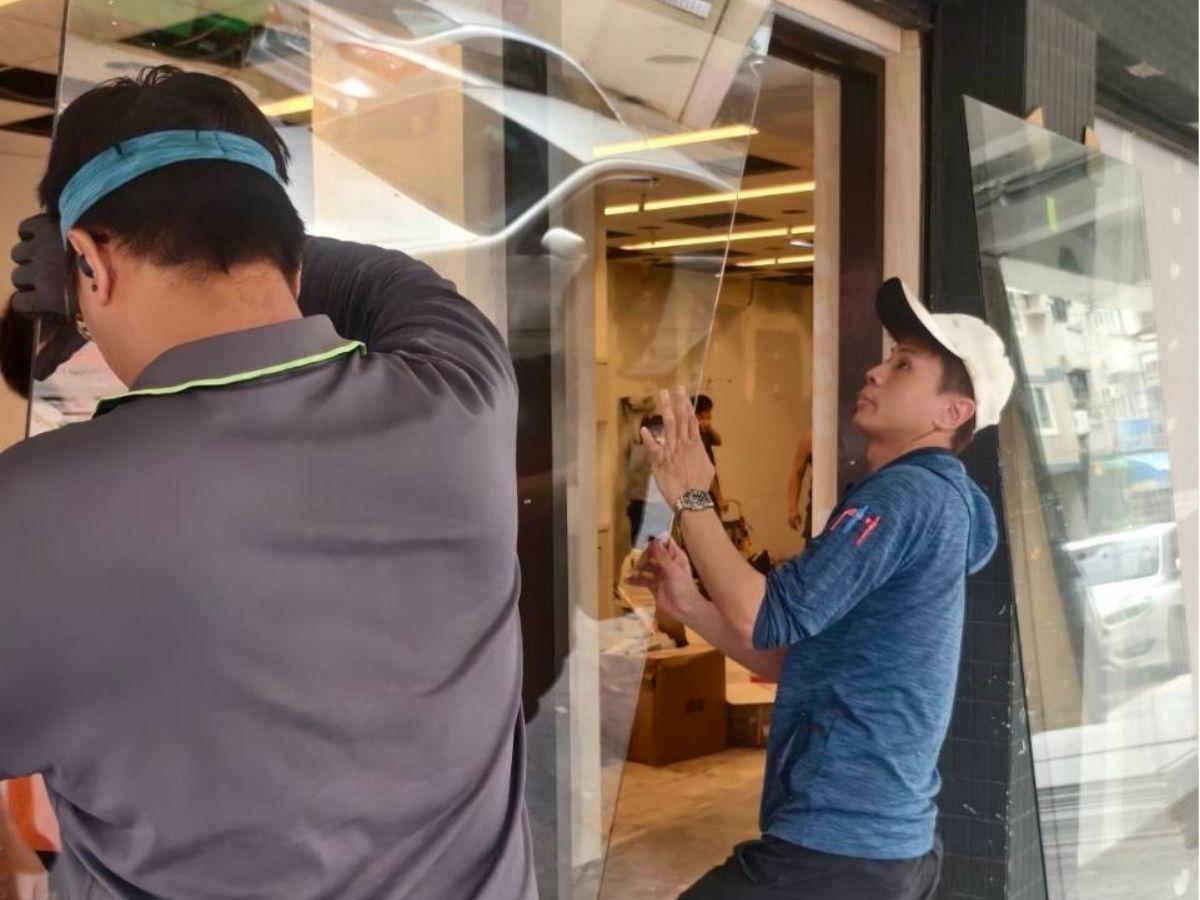 高雄自動門安裝工程現場:專業安裝團隊以精準技術打造企業形象(圖/Medick Marketing Ltd.提供)