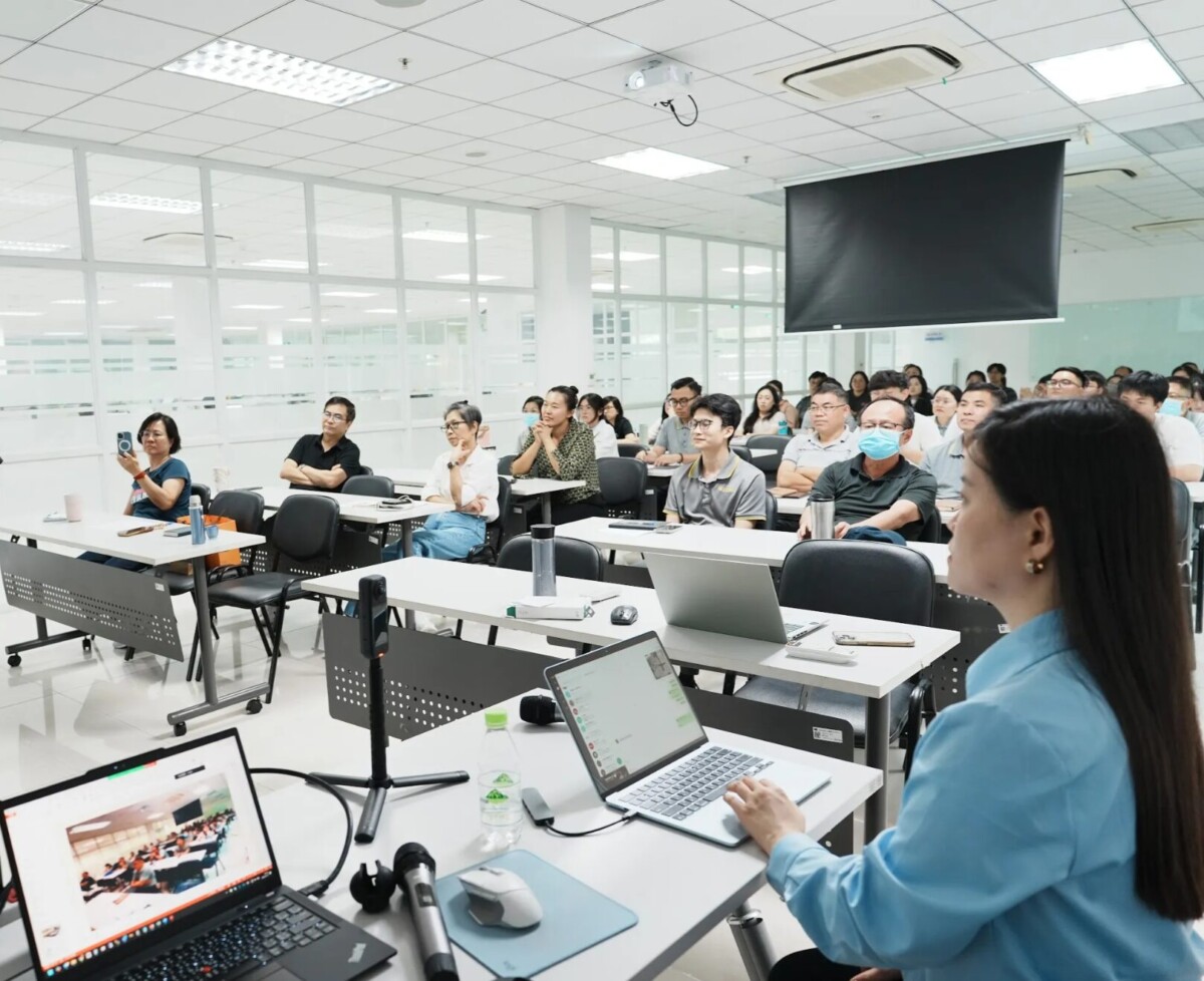 旭榮集團高階主管親赴越南廠區,向各部門主管與同仁說明 AI 導入的重要性與集團推動方向,展現對數位轉型的高度重視。圖/旭榮集團提供。