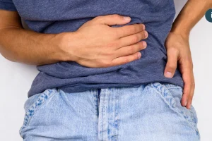 小腹鼓起輕忽當心疝氣卡腸壞死 最新組織膠修補大幅減少疼痛