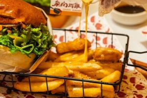 【新竹美食】隱身東區巷弄炸雞黑馬 推出創意漢堡掀起話題