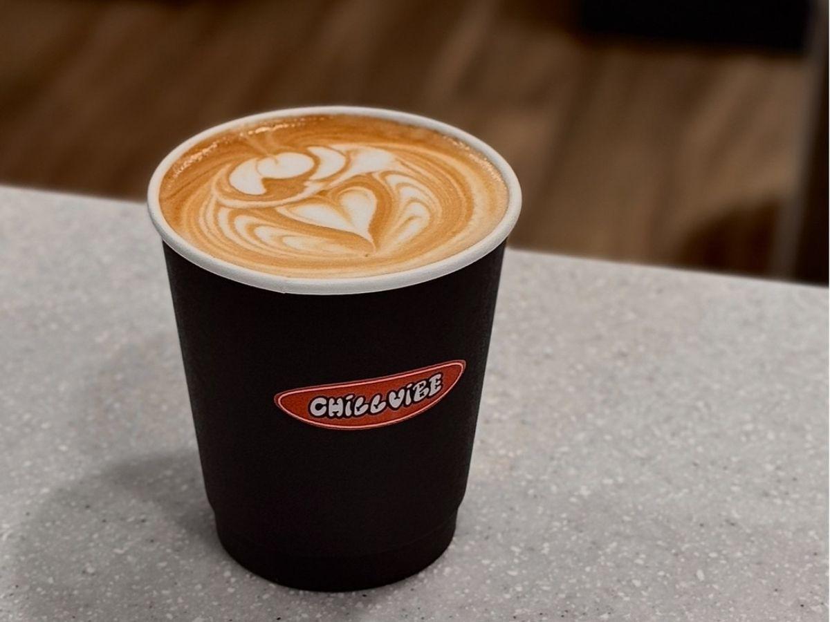 這間新開幕的台南文青咖啡廳，結合潮流黑橘配色與可愛復古IP，迅速成為熱門話題（圖/Medick Marketing Ltd.提供）