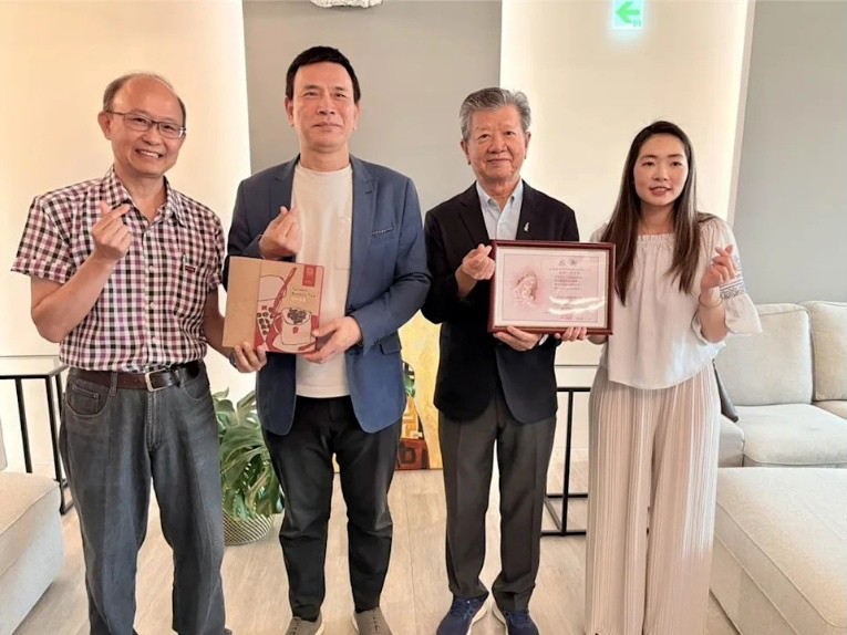 戶外媒體先行者與媒體公司創辦人李丞軒,以廣告燈箱照亮社會需求(合和集團提供)