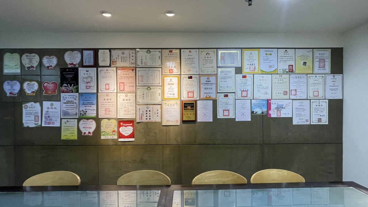 戶外廣告化身公益平台 李丞軒推動城市公益燈箱 30年不輟