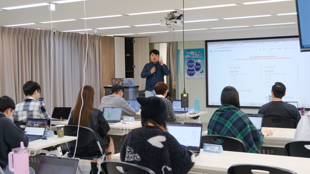 (江柏青老師指導學員利用AI生成LINE圖文選單。圖：霖果創意提供)