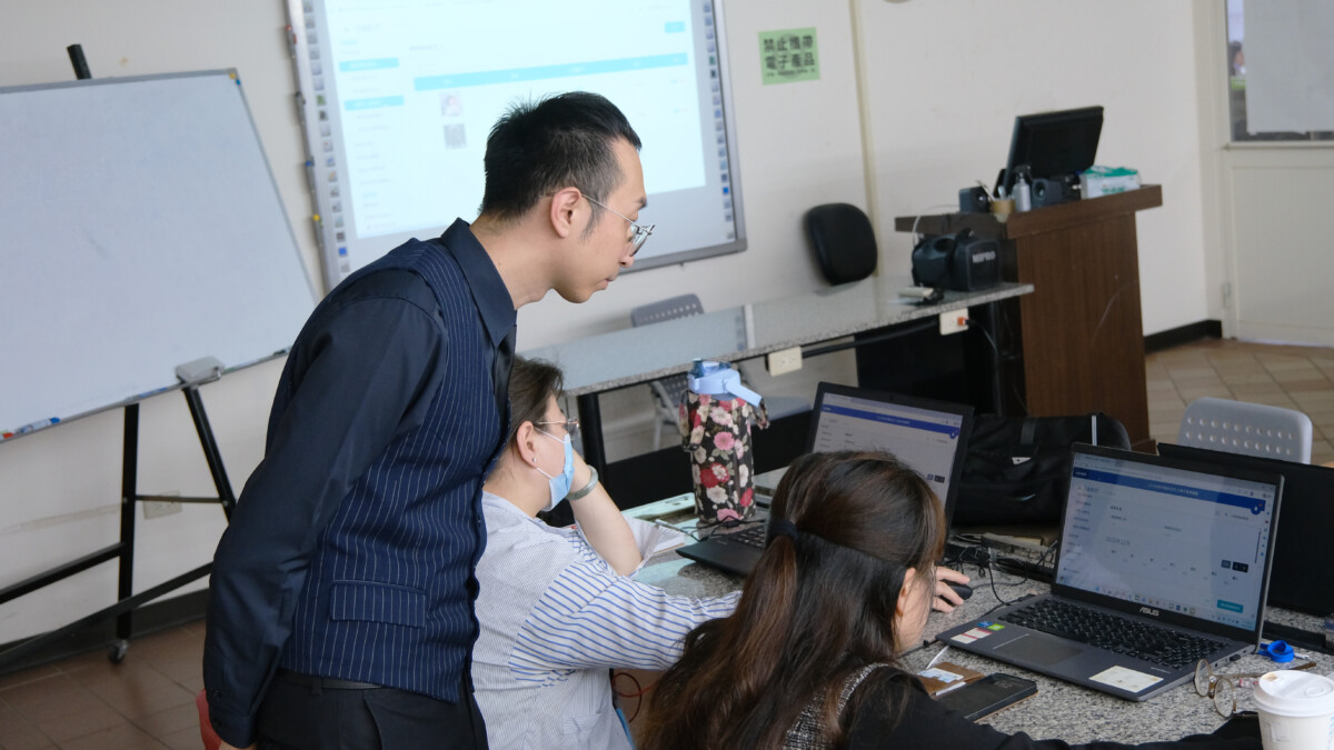 （威許移動美業顧問Frank指導學員操作系統，圖片來源：霖果創意）