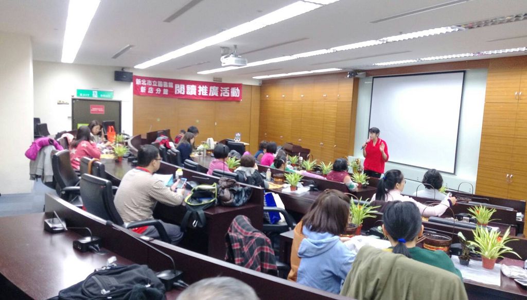 天恩花藝文創結合專業證照課程與實戰場域,為學員打造第二職涯的路徑。圖為在新北市立圖書館進行的ESG自然環保生活植栽手作課。(圖/天恩花藝文創提供)
