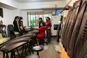 新北手工古箏工作室30年堅持 從木紋到音色 每把琴都親手試彈