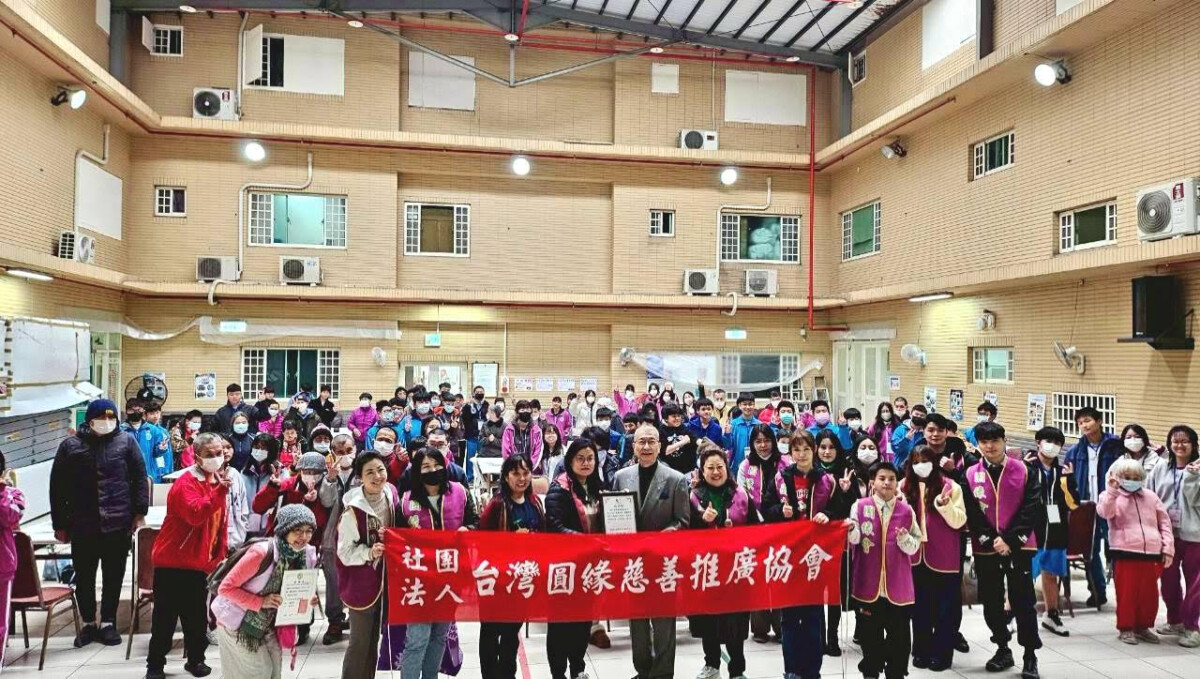 創辦人湯發鉅博士（前排中）、創會理事長曹晏華（前排右五）攜手皇
順國際股份有限公司志工與永平高中近百位師生大合照