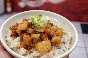 員林火車站必吃美食 記住客人也顧好每一碗飯「鳳謀控肉飯」