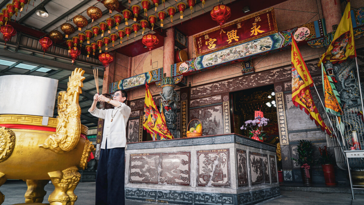 年關將近，易經命理專家王昆山老師於廟宇向太歲星君行禮，提醒民眾把握歲末謝太歲的重要時機。圖／業者提供
