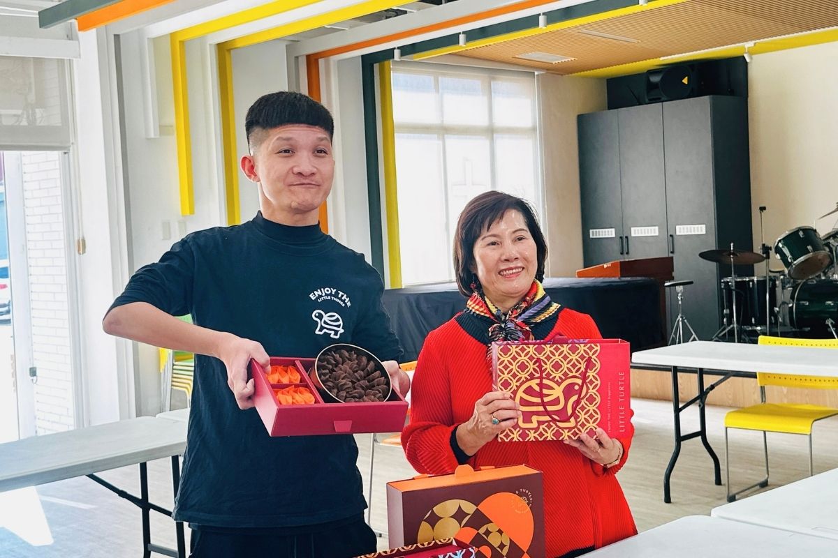 林盟凱老闆與台中市腦性麻痺關懷協會幹部合影(圖源:小烏龜烘培)