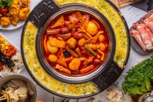 兩餐 Dookki 春節限定活動開跑 年糕火鍋暖聚團圓、刮出新年好手氣