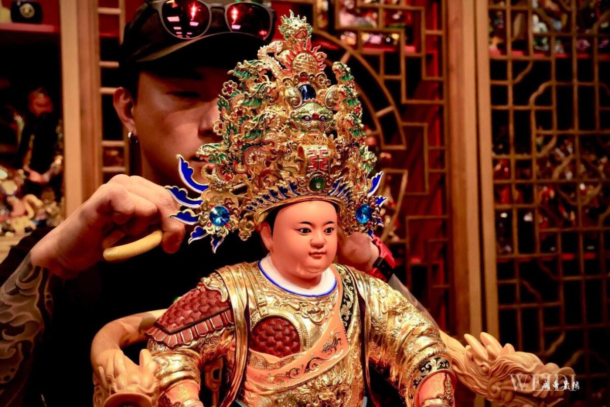 台南《新府城宴王佛具》師傅親手調整神像穿搭細節,展現職人精神與專業細節(圖/Medick Marketing Ltd.提供)