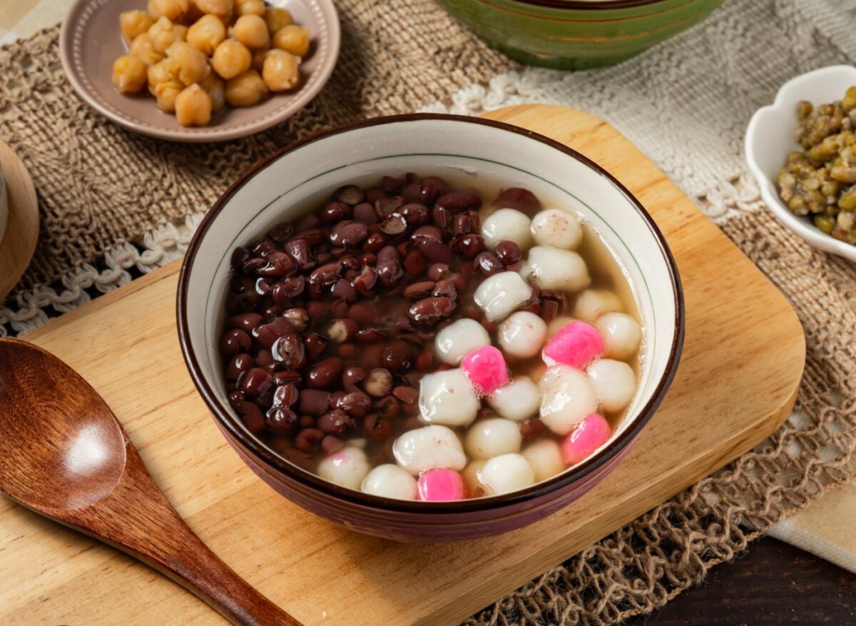 【正寶哥豆花】嚴選中壢傳統市場 50 年老店供應的糯米湯圓，口感 Q 彈香糯，與手作炭香豆花交織出古早味層次（圖/Medick Marketing Ltd.提供）