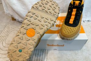 最頂機能鞋是它 上班族猛讚久走不累「雨天超防水」全網讚：穿過回不去