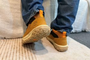 上班族猛讚久走不累 最頂機能鞋是它「雨天超防水」全網讚：穿過回不去