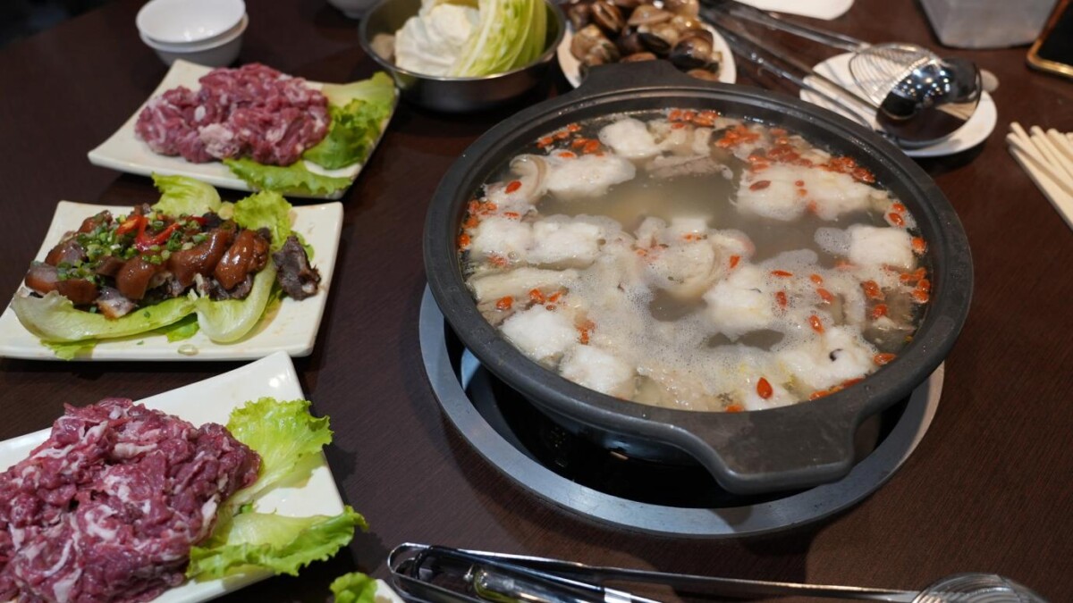 尋找台中清湯火鍋推薦店家？這家主打蔬菜湯底、養身不油膩，適合全年享用（圖/Medick Marketing Ltd.提供）