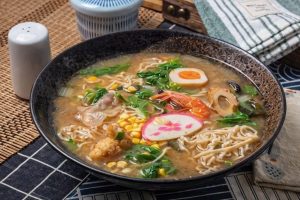 頭城火車站必吃平價日料！百元現熬豚骨拉麵 奶香滿滿超對味